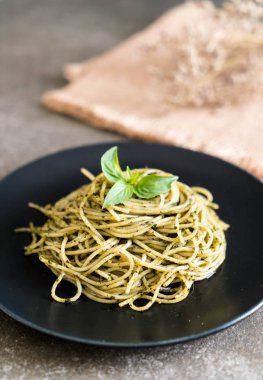 Spagetti fesleğen pesto ile