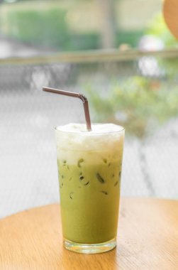 Sütlü buzlu yeşil çay 