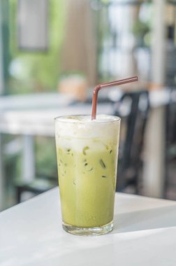 Sütlü buzlu yeşil çay 