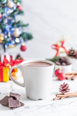 Noel dekorasyonu ile sıcak çikolata Kupası 