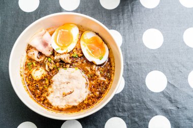 Baharatlı erişte ve Tay tarzında