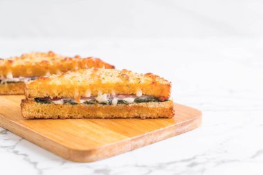 fırında ıspanak ve Jambonlu sandviç 