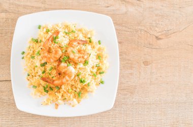 Kızarmış pirinç ve karides.