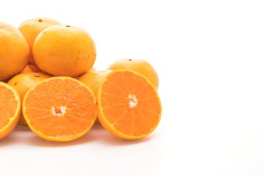 Beyaz arkaplanda taze turuncu