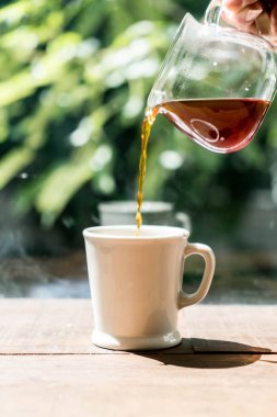 Bardağa kahve dolduruyorum.