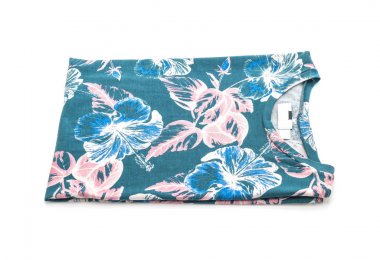 Kumaş çiçekler t-shirt üzerine beyaz katlanmış.