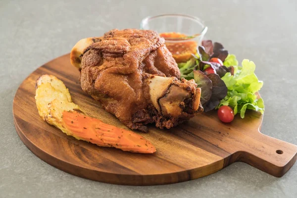 Gevrek domuz knuckle veya Alman domuz Hocks