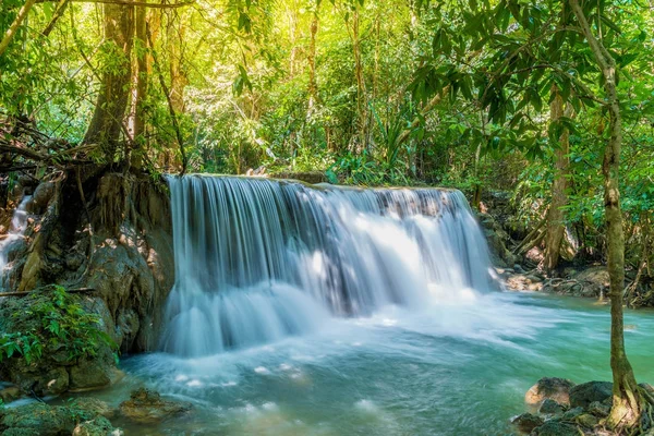 Водопад Хуай Мэй Камин в Канчанабури в Таиланде — стоковое фото