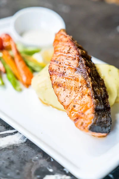 püre patates ve sebze somon biftek