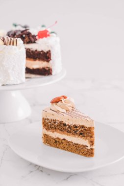 kahve pasta plaka üzerinde