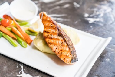 püre patates ve sebze somon biftek