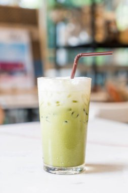 Sütlü buzlu yeşil çay 