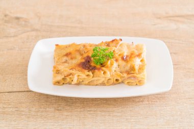 peynir ve jambon ile pişmiş penne makarna