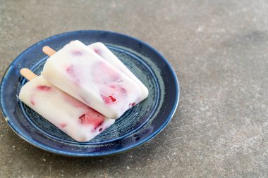 ev yapımı çilekli yoğurt dondurma