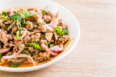 Baharatlı Kıyma domuz (Larb - geleneksel Tayland gıda)