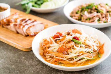 Baharatlı papaya salatası (geleneksel Tay gıda) 