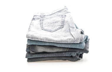 Beyaz arka plan üzerinde katlanmış kot yığını