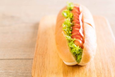 sosis hotdog ketçap ile