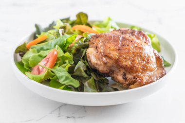 ızgara tavuk biftek sebze salatası ile