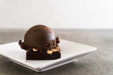Çikolatalı dondurma ile çikolatalı kek