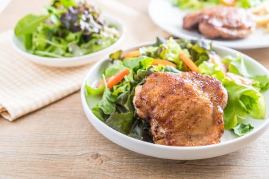 ızgara tavuk biftek sebze salatası ile