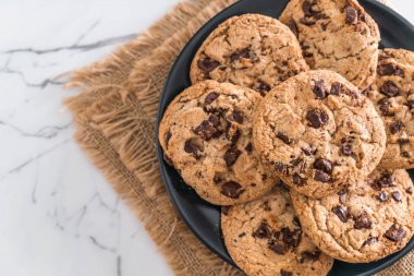 Koyu çikolata parçaları ile tanımlama