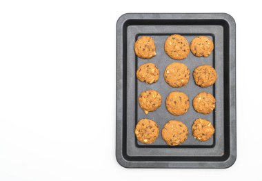 çikolata parçaları ve kaşu fındık kurabiye