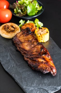 Izgara domuz pirzolası. 