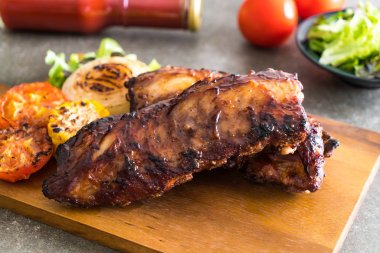 Izgara domuz pirzolası. 