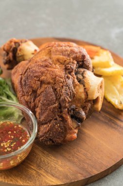 Gevrek domuz knuckle veya Alman domuz Hocks