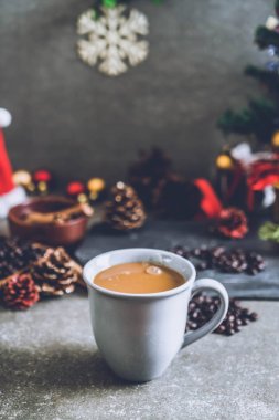 sıcak kahve fincanı Noel dekorasyonu ile 