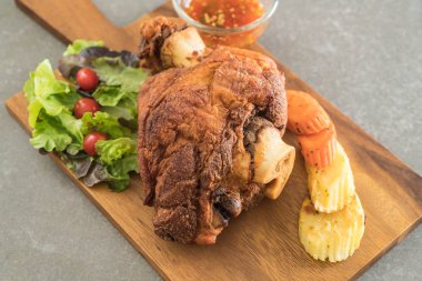 Gevrek domuz knuckle veya Alman domuz Hocks