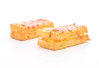 Croque monsieur pastırmalı yumurta soslu sandviç.