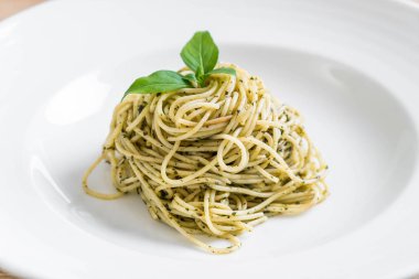 makarna spagetti yeşil pesto sos ve fesleğen ile