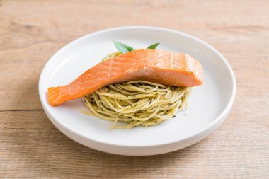 pesto yeşil ve somon makarna spagetti