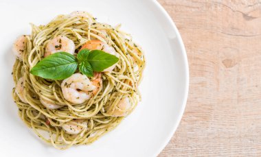 makarna spagetti pesto yeşil ve karides
