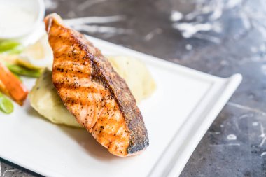 püre patates ve sebze somon biftek