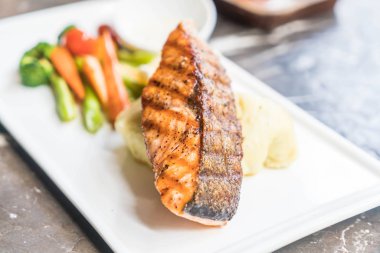 püre patates ve sebze somon biftek