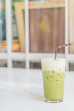 Sütlü buzlu yeşil çay 