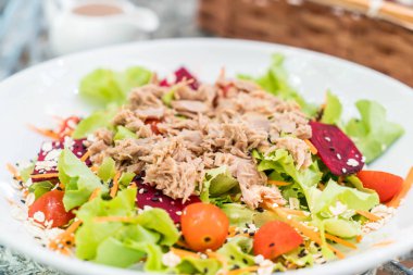 ton balıklı sebze salatası, susam ve baharatlı sos ile