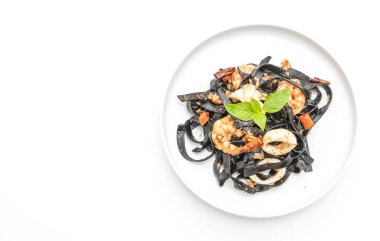 siyah spagetti veya deniz ürünleri ile makarna