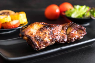 Izgara domuz pirzolası. 