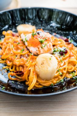 Spagetti somon ve tarak ile