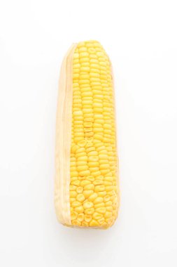 Beyaz arkaplanda taze mısır