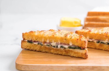 fırında ıspanak ve Jambonlu sandviç 