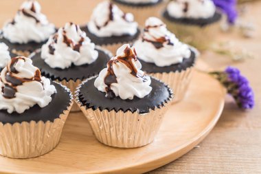 krem şanti ile çikolatalı kek