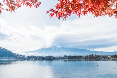 Dağ Fuji San ile bulutlu 