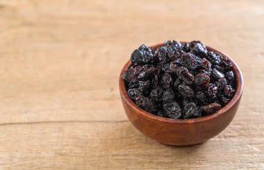 kabın içinde siyah kuru üzüm