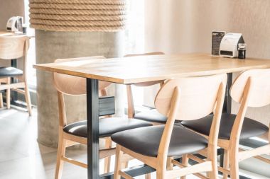 Boş masa ve sandalye restoranda