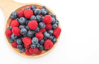 taze yaban mersini ve rasberry beyaz